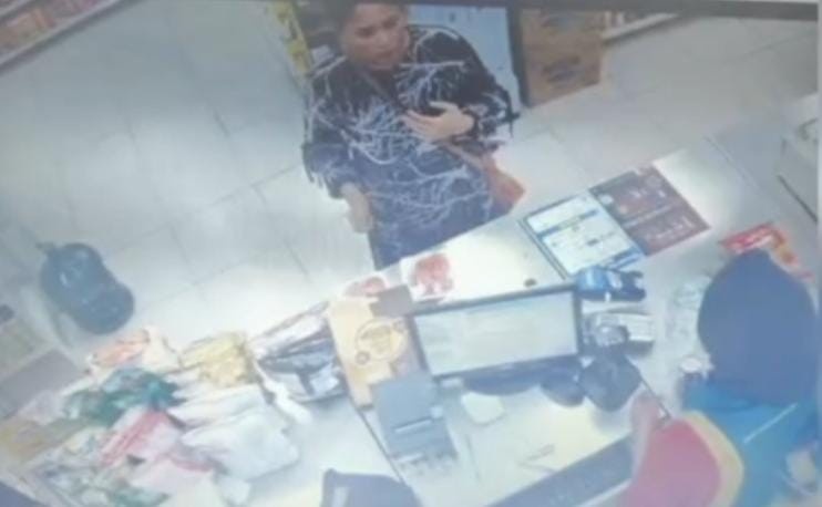 Tampak di rekaman CCTV emak-emak saat berada di meja kasir minimarket. Foto: screenshoot Medsos.