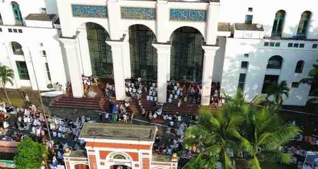Suasana sholat Id di Masjid Agung Palembang, Senin (17/6/2024). Foto: IG Palembangkulukilir.