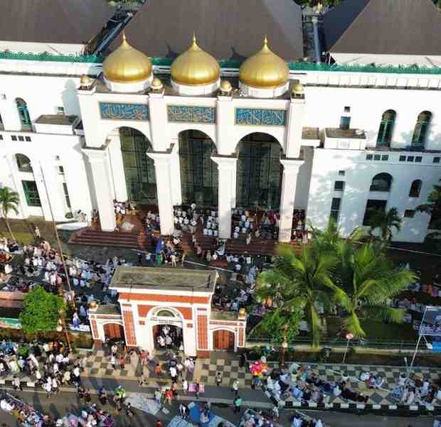 Suasana sholat Id di Masjid Agung Palembang, Senin (17/6/2024). Foto: IG Palembangkulukilir.