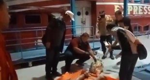 Polisi dan warga mengevakuasi mayat yang ditemukan terikat rantai besi di Sungai Musi, Rabu (19/6/2024). Foto: Sumselheadline/Ela.