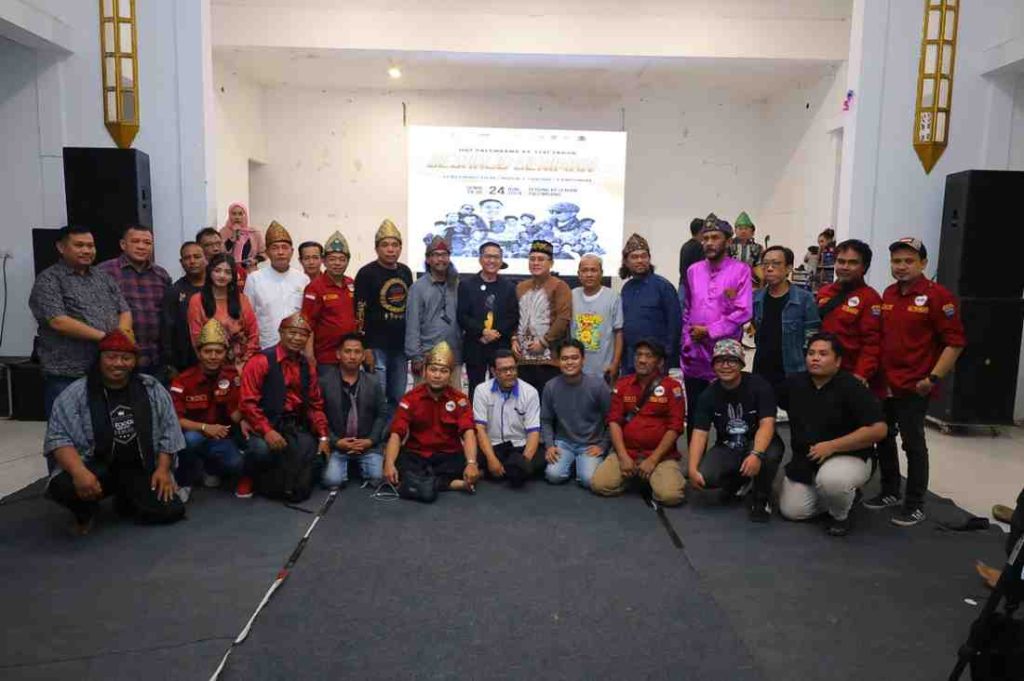 Sekda Palembang, Ratu Dewa bersama para seniman Palembang. Foto: Sumselheadline/Pitria.