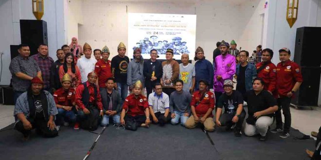 Sekda Palembang, Ratu Dewa bersama para seniman Palembang. Foto: Sumselheadline/Pitria.