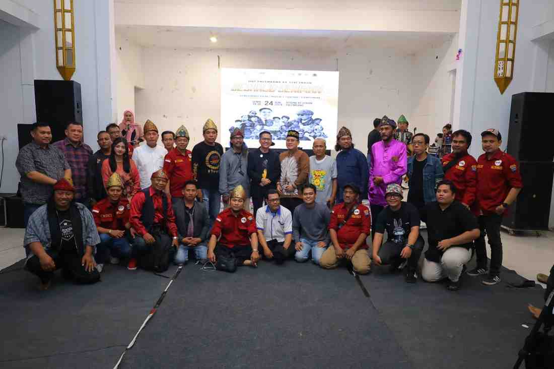 Sekda Palembang, Ratu Dewa bersama para seniman Palembang. Foto: Sumselheadline/Pitria.