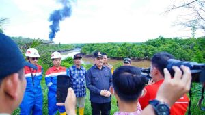 Pj Bupati Muba, Sandi Fahlepi saat meninjau lokasi sumur minyak ilegal di Sungai Lilin yang terbakar, Sabtu (29/6/2024). Foto: Kominfo MUba.