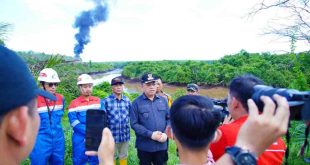 Pj Bupati Muba, Sandi Fahlepi saat meninjau lokasi sumur minyak ilegal di Sungai Lilin yang terbakar, Sabtu (29/6/2024). Foto: Kominfo MUba.