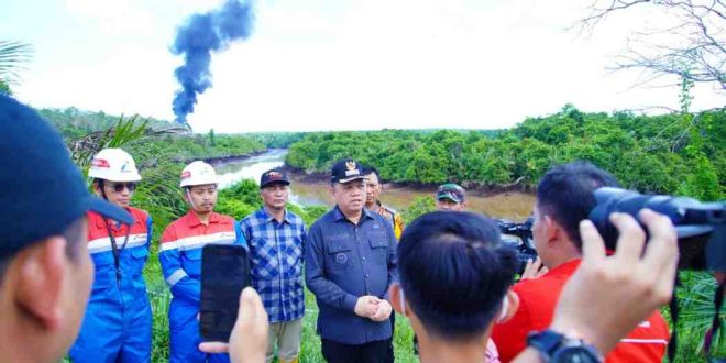 Pj Bupati Muba, Sandi Fahlepi saat meninjau lokasi sumur minyak ilegal di Sungai Lilin yang terbakar, Sabtu (29/6/2024). Foto: Kominfo MUba.
