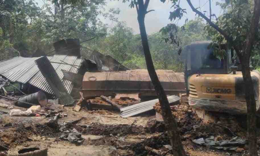 Salah satu tempat penyulingan minyak ilegal di Keluang yang dibongkar petugas, Minggu (9/6/2024). Foto: Dok Polda Sumsel.