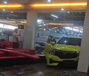 MObil honda brio menabrak showroom di Palembang, Kamis (20/6/2024). Foto: screenshot medsos.
