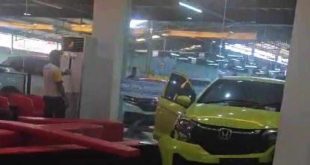 MObil honda brio menabrak showroom di Palembang, Kamis (20/6/2024). Foto: screenshot medsos.
