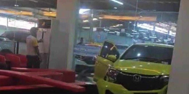 MObil honda brio menabrak showroom di Palembang, Kamis (20/6/2024). Foto: screenshot medsos.