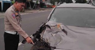 Seorang Polantas menunjukkan bagian mobil Chevrolet Captiva BG 1340AH yang menabrak pengendara motor, Selasa (4/6/2024). Foto: Sumselheadlline/Ela.