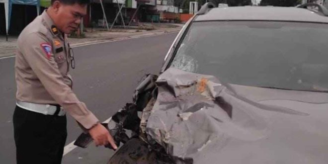 Seorang Polantas menunjukkan bagian mobil Chevrolet Captiva BG 1340AH yang menabrak pengendara motor, Selasa (4/6/2024). Foto: Sumselheadlline/Ela.