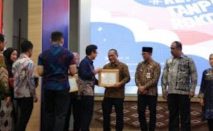 Menteri Kesehatan, Budi Gunadi Sadikin memberikan penghargaan kepada Kadinkes Muba dr H Azmi Dariusmansyah, Mars., Selasa (04/6/2024) pada Puncak Peringatan Hari Tanpa Tembakau Sedunia Tahun 2024 di Jakarta. Foto: Kominfo Muba.
