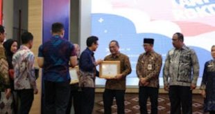Menteri Kesehatan, Budi Gunadi Sadikin memberikan penghargaan kepada Kadinkes Muba dr H Azmi Dariusmansyah, Mars., Selasa (04/6/2024) pada Puncak Peringatan Hari Tanpa Tembakau Sedunia Tahun 2024 di Jakarta. Foto: Kominfo Muba.