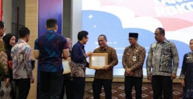Menteri Kesehatan, Budi Gunadi Sadikin memberikan penghargaan kepada Kadinkes Muba dr H Azmi Dariusmansyah, Mars., Selasa (04/6/2024) pada Puncak Peringatan Hari Tanpa Tembakau Sedunia Tahun 2024 di Jakarta. Foto: Kominfo Muba.