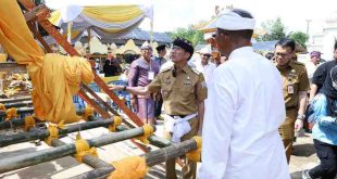 Pj Walikota Palembang, Ratu Dewa menghadiri kegiatan ngaben di Talang Jambe, Palembang, Selasa (4/6/2024). Foto: Kominfo Palembang.