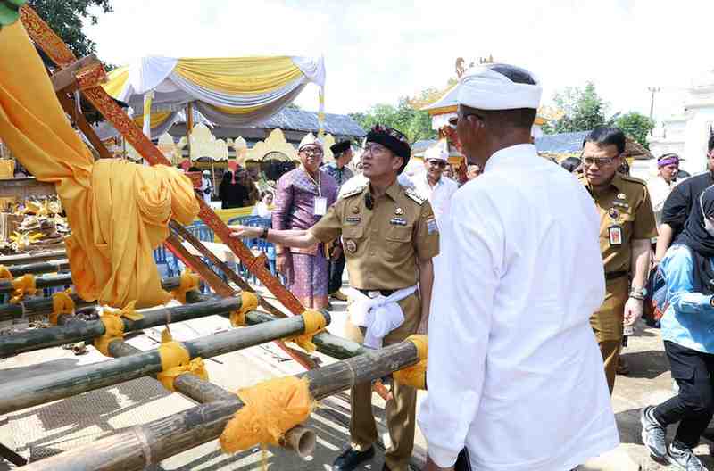 Pj Walikota Palembang, Ratu Dewa menghadiri kegiatan ngaben di Talang Jambe, Palembang, Selasa (4/6/2024). Foto: Kominfo Palembang.