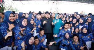 Para PPPK Muba bersama Pj Bupati Sandi Fahlepi usai dilantik, Kamis (6/6/2024). Foto: Kominfo Muba.