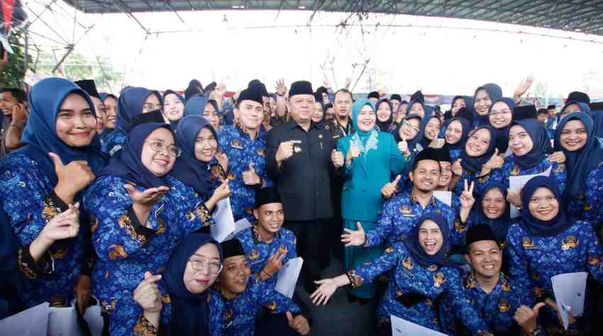 Para PPPK Muba bersama Pj Bupati Sandi Fahlepi usai dilantik, Kamis (6/6/2024). Foto: Kominfo Muba.