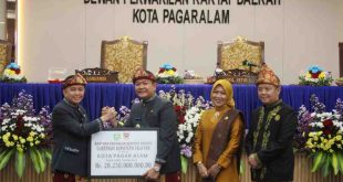 Pj Gubernur Sumsel, Agus Fatoni secara simbolis menyerahkan bantuan pembangunan ntuk Kota Pagaralam, Jumat (21/6/2024). Foto: Humas Pemprov Sumsel.