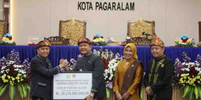 Pj Gubernur Sumsel, Agus Fatoni secara simbolis menyerahkan bantuan pembangunan ntuk Kota Pagaralam, Jumat (21/6/2024). Foto: Humas Pemprov Sumsel.