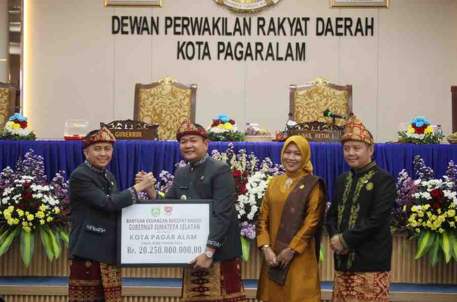Pj Gubernur Sumsel, Agus Fatoni secara simbolis menyerahkan bantuan pembangunan ntuk Kota Pagaralam, Jumat (21/6/2024). Foto: Humas Pemprov Sumsel.