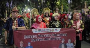 Perwakilan Kota Palembang yang ikut karnaval HUT Apeksi VXII 2024 di Balikpapan, Rabu (6/6/2024) malam. Foto: Kominfo Palembang.