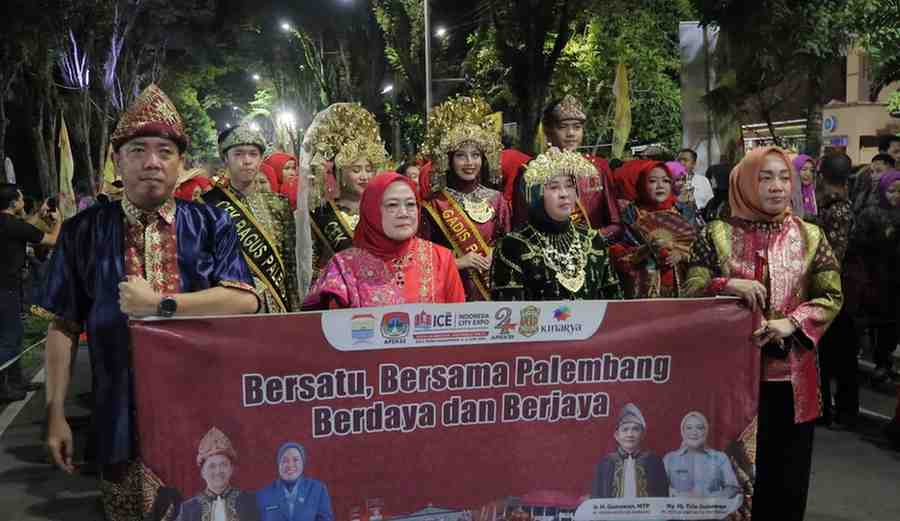 Perwakilan Kota Palembang yang ikut karnaval HUT Apeksi VXII 2024 di Balikpapan, Rabu (6/6/2024) malam. Foto: Kominfo Palembang.