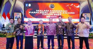 Periyanto, Lurah Serasan Jaya, Kecamatan Sekayu, Kabupaten Musi (pegang medali) memperoleh dua penghargaan pada Malam Anugerah Paralegal Justice Award (PJA) 2024 yang digelar Badan Pembinaan Hukum Nasional (BPHN), Kementerian Hukum dan HAM RI dan Mahkamah Agung RI, di Hotel Bidakara Jakarta, Sabtu (1/6/2024). Foto: Kominfo Muba.