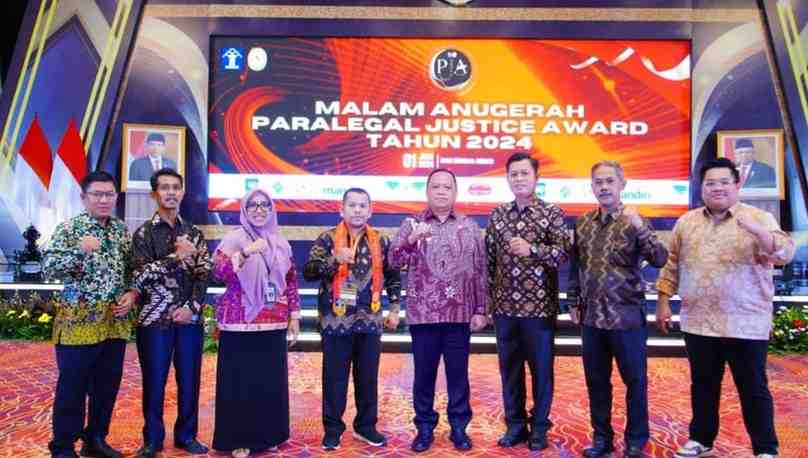 Periyanto, Lurah Serasan Jaya, Kecamatan Sekayu, Kabupaten Musi (pegang medali) memperoleh dua penghargaan pada Malam Anugerah Paralegal Justice Award (PJA) 2024 yang digelar Badan Pembinaan Hukum Nasional (BPHN), Kementerian Hukum dan HAM RI dan Mahkamah Agung RI, di Hotel Bidakara Jakarta, Sabtu (1/6/2024). Foto: Kominfo Muba.