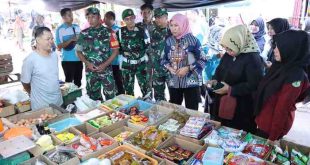 Kepala Dinas Dagperin Muba Azizah SSos MT bersama sejumlah pejabat setempat memantau harga sejumlah kebutuhan jelang Idul Adha di Sekayu, Kamis (13/6/2024). Foto: Kominfo Muba.