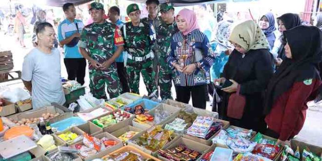 Kepala Dinas Dagperin Muba Azizah SSos MT bersama sejumlah pejabat setempat memantau harga sejumlah kebutuhan jelang Idul Adha di Sekayu, Kamis (13/6/2024). Foto: Kominfo Muba.
