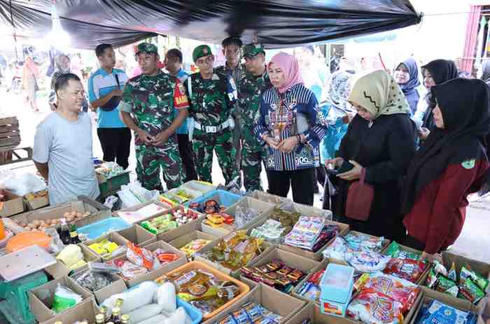 Kepala Dinas Dagperin Muba Azizah SSos MT bersama sejumlah pejabat setempat memantau harga sejumlah kebutuhan jelang Idul Adha di Sekayu, Kamis (13/6/2024). Foto: Kominfo Muba.