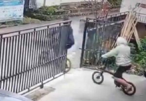 Dua pencuri sepeda terekam CCTV di Sukabungun Palembang, Sabtu (8/6/2024). Foto: screenshot medsos.