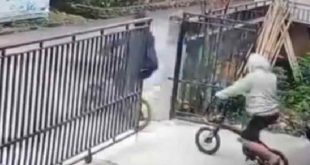 Dua pencuri sepeda terekam CCTV di Sukabungun Palembang, Sabtu (8/6/2024). Foto: screenshot medsos.