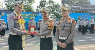 Direktur lalulintas (Dirlantas ) Polda Sumatera Selatan Kombes Pol M.Pratama Adhyasastra ,SIK,SH,MH melepas satu anggotanya yang memasuki masa pensiun atau purna tugas, Sabtu (8/6/2024). Foto: Sumselheadline/Ela.