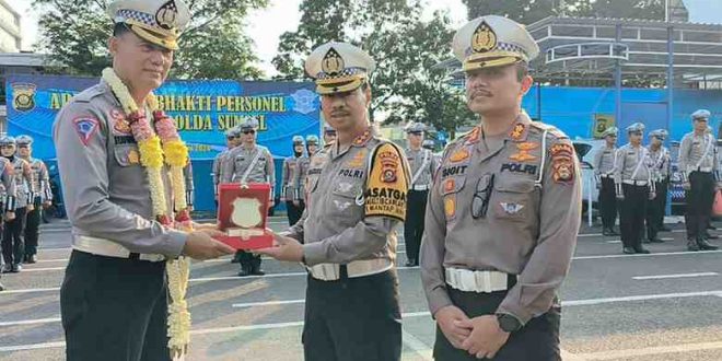 Direktur lalulintas (Dirlantas ) Polda Sumatera Selatan Kombes Pol M.Pratama Adhyasastra ,SIK,SH,MH melepas satu anggotanya yang memasuki masa pensiun atau purna tugas, Sabtu (8/6/2024). Foto: Sumselheadline/Ela.
