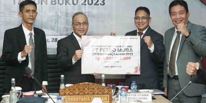 Sekda Muba, Apriyadi bersama para pimpinan PT Petro Muba pada RUPS, Jumat (28/6/2024). Foto: Kominfo Muba.