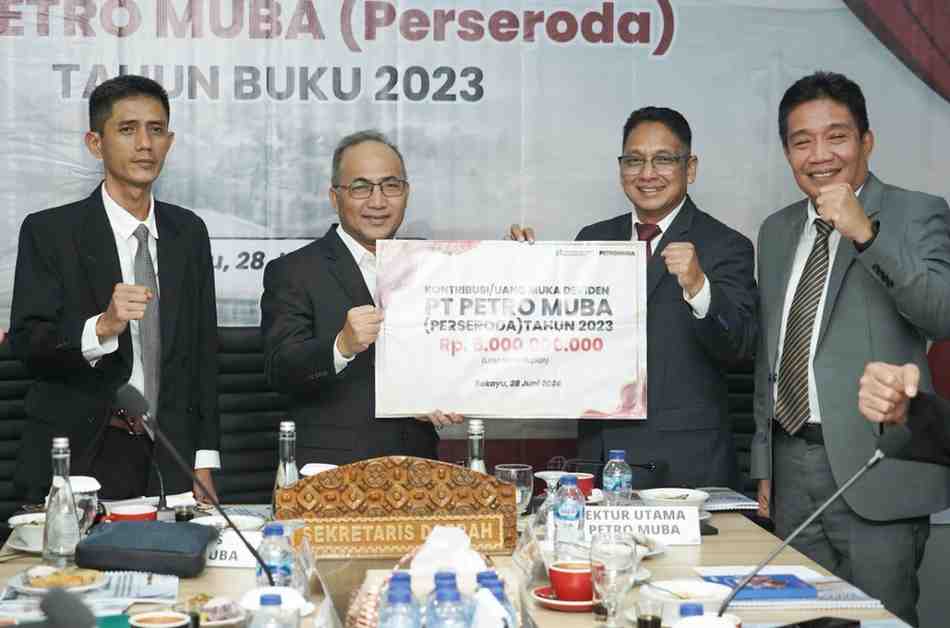 Sekda Muba, Apriyadi bersama para pimpinan PT Petro Muba pada RUPS, Jumat (28/6/2024). Foto: Kominfo Muba.