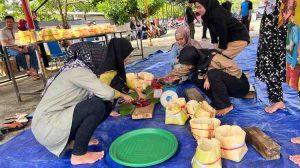 Panitia memasukkan daging kurban ke wadah anyaman gedebong bisang, Selasa (18/6/2024). Foto: Kominfo Muba.