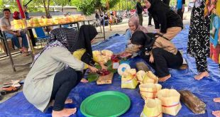 Panitia memasukkan daging kurban ke wadah anyaman gedebong bisang, Selasa (18/6/2024). Foto: Kominfo Muba.