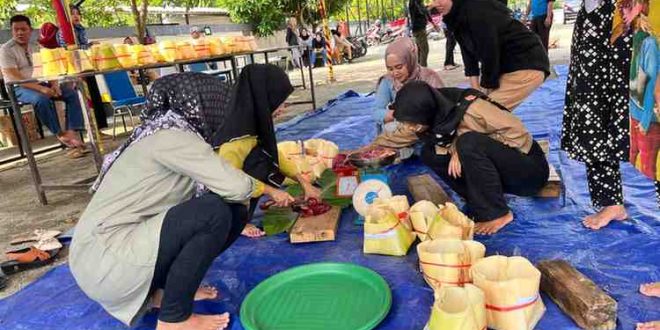 Panitia memasukkan daging kurban ke wadah anyaman gedebong bisang, Selasa (18/6/2024). Foto: Kominfo Muba.