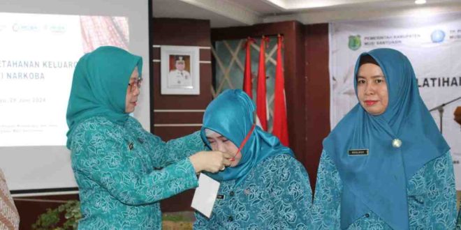 Staf Ahli PKK Kabupaten Muba Anis Endang Thamrin, saat membuka acara Pelatihan Ketahanan Keluarga Anti Narkoba yang di gelar oleh Tim Penggerak PKK Kabupaten Musi Banyuasin di Auditorium Pemkab Muba, Jum'at (28/6/2024).. Foto: Kominfo Muba.