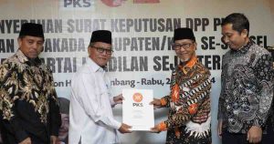 Ketua MPW PKS Sumsel KH Tol'at Wafa Ahmad Lc. menyerahkan SK dukungan kepada Apriyadi untuk Cabup Muba. SK diterima ketua tim pemenangan Apriyadi, Chandra, Rabu (26/6/2024). Foto: Tim Apriyadi.