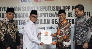 Ketua MPW PKS Sumsel KH Tol'at Wafa Ahmad Lc. menyerahkan SK dukungan kepada Apriyadi untuk Cabup Muba. SK diterima ketua tim pemenangan Apriyadi, Chandra, Rabu (26/6/2024). Foto: Tim Apriyadi.