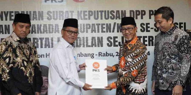 Ketua MPW PKS Sumsel KH Tol'at Wafa Ahmad Lc. menyerahkan SK dukungan kepada Apriyadi untuk Cabup Muba. SK diterima ketua tim pemenangan Apriyadi, Chandra, Rabu (26/6/2024). Foto: Tim Apriyadi.