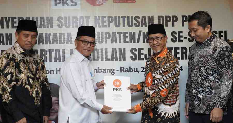Ketua MPW PKS Sumsel KH Tol'at Wafa Ahmad Lc. menyerahkan SK dukungan kepada Apriyadi untuk Cabup Muba. SK diterima ketua tim pemenangan Apriyadi, Chandra, Rabu (26/6/2024). Foto: Tim Apriyadi.