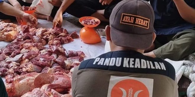 Suasana penotongan daging kurban oleh kader PKS Kota Palembang. Foto: Dok PKS Sumsel.