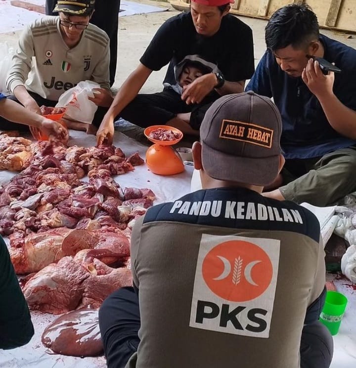 Suasana penotongan daging kurban oleh kader PKS Kota Palembang. Foto: Dok PKS Sumsel.
