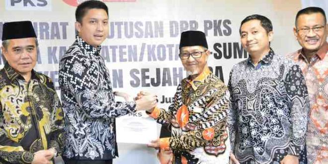 Panca Wijaya Akbar, SH, calon Bupati Ogan Ilir, menerima SK Presiden PKS, yang diserahkan oleh Ketua MPW PKS Sumsel KH. Tol'at Wafa Ahmad, Lc. Foto: Dok PKS Sumsel.